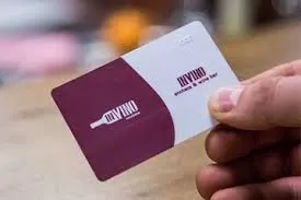 Aproape de card cu un logo și text care spune 'Card de Club'. Cardul este elegant, sugerând exclusivitate și beneficii de membru.