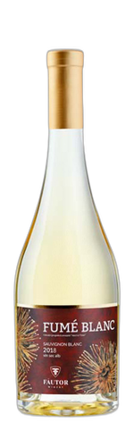 Un vin grațios, maturat timp de 6 luni în butoaie din lemn de stejar. Prezintă o culoare galben pai, ușor translucidă, și un buchet expresiv de pepene galben, flori de soc și fructul pasiunii, completat de o notă fină de vanilie în aromă și gust. Persiste