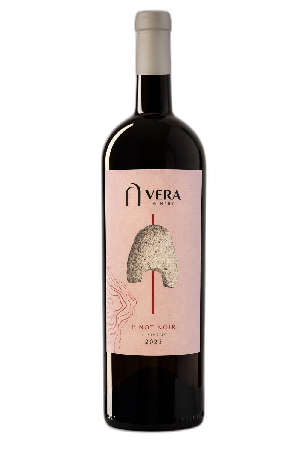 Vera Rosé Pinot Noir se remarcă printr-o nuanţă strălucitoare de roz somon cu reflexii cuprii. În aromă se resimt note expresive de fructe roşii de vară, căpşuni sălbatice şi petale de trandafir, completate de accente delicate de coajă de citrice şi un strop de condimente. Gustul este proaspăt şi bine echilibrat, cu aciditate vie, fructe roşii fine şi un final curat şi persistent. Acest rosé impresionează prin eleganţă, rafinament şi intensitate fructată — excelent ca aperitiv sau pentru vreme caldă.